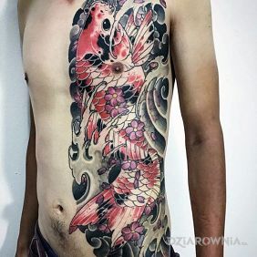 Tatuaż Rybka koi na klatce motyw: kwiaty styl: japońskie / irezumi