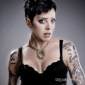 Tatuaż Bif Naked - początek rękawa na ramieniu motyw: sławnych osób