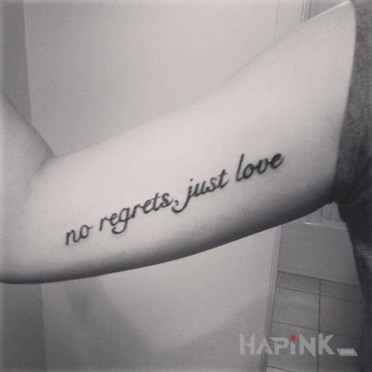 Tattoo Bez żalu in lettering motif on the upper arm