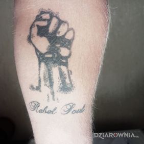 Tatuaż Rebel Soul na przedramieniu motyw: pozostałe
