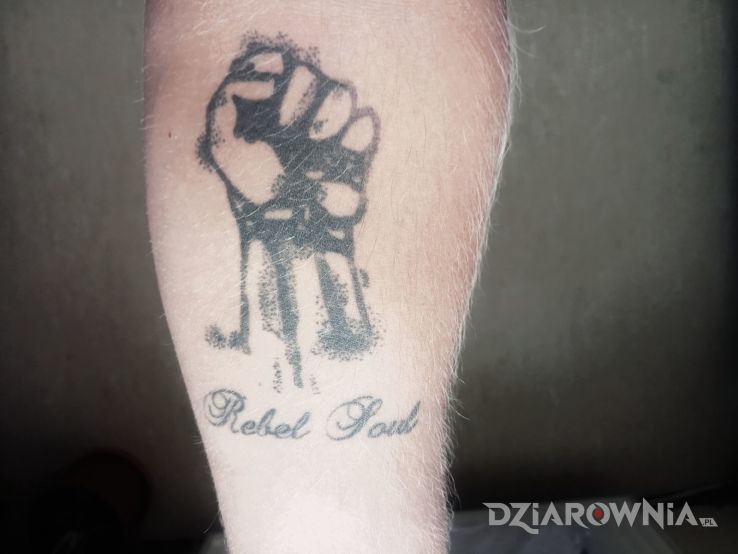 Tatuaż rebel soul w motywie pozostałe na przedramieniu