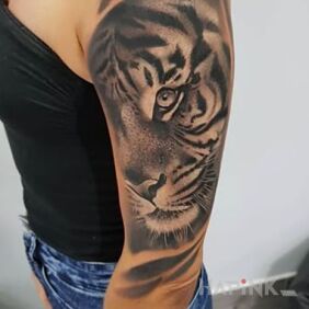 Tattoo Tigger on the upper arm motif: animals style: realistic