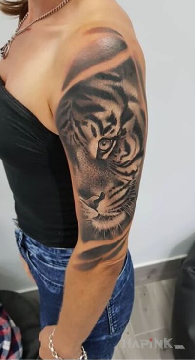 Tattoo Tygrysek in animals motif and realistic style on the upper arm