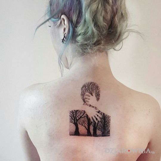 Tatuaż w objęciach w motywie pozostałe na plecach