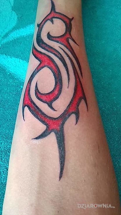Tatuaż slipknot tatto w motywie kolorowe na przedramieniu