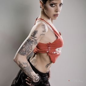 Tatuaż Bif Naked w sukience i bluzce na ramieniu motyw: Bif Naked