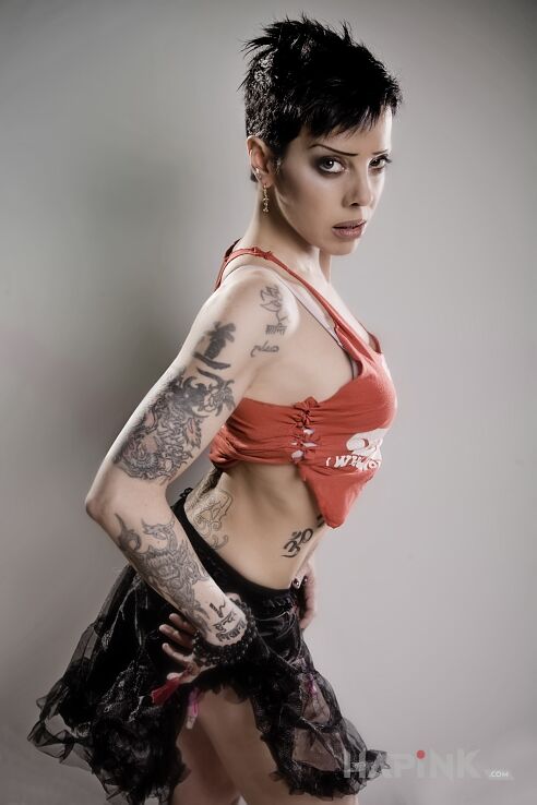 Tattoo Bif Naked w sukience i bluzce in famous people motif on the upper arm