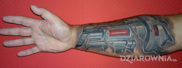 Tatuaż robot w stylu biomechanika na przedramieniu