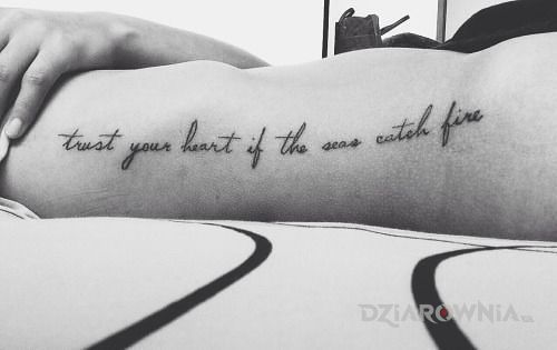 Tatuaż ufaj sercu w motywie napisy na żebrach