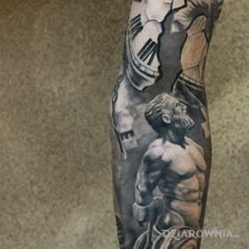 Tatuaż Rozpad czasu na przedramieniu motyw: rękawy styl: realistyczne