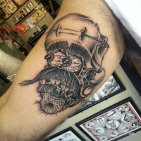 Tattoo Shtos on the upper arm motif: faces