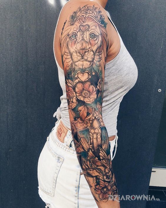 Tatuaż lew rysowany w motywie kwiaty na ramieniu
