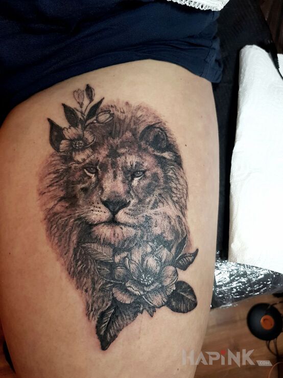Tattoo Lew in animals motif on the leg