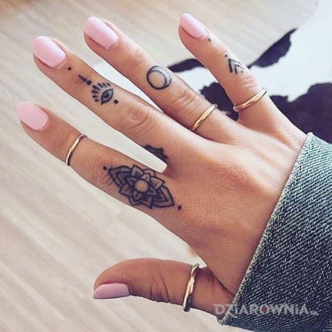 Tatuaż pierścionki w motywie pozostałe na palcach