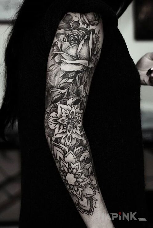 Tattoo Kwiat i mandala in sleeves motif on the forearm