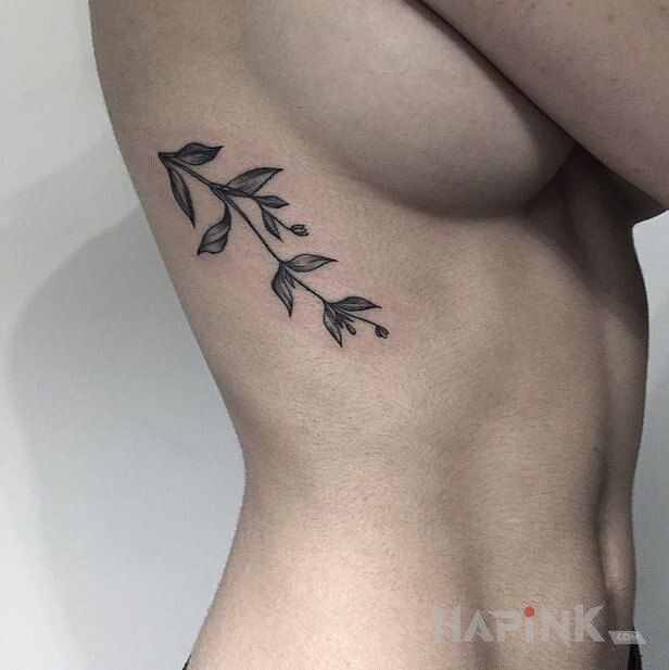 Tattoo Maly tatuaz in sexy motif on the ribs