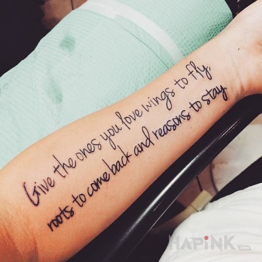 Tattoo Wazne rzeczy in lettering motif on the forearm