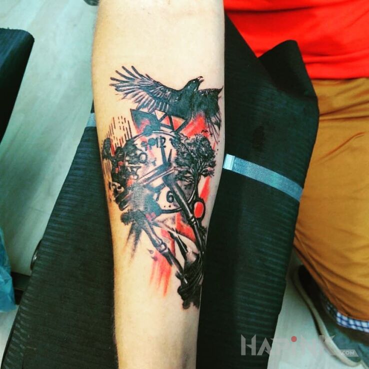 Tattoo Oczywiście trash polka. Zegar, klepsydra, kruk in objects motif and trash polka style on the forearm