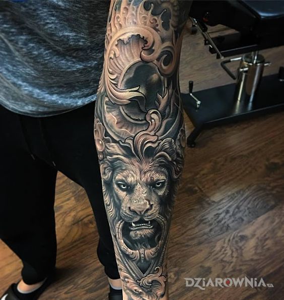 Tatuaż lew - klamka w motywie 3D i stylu realistyczne na przedramieniu