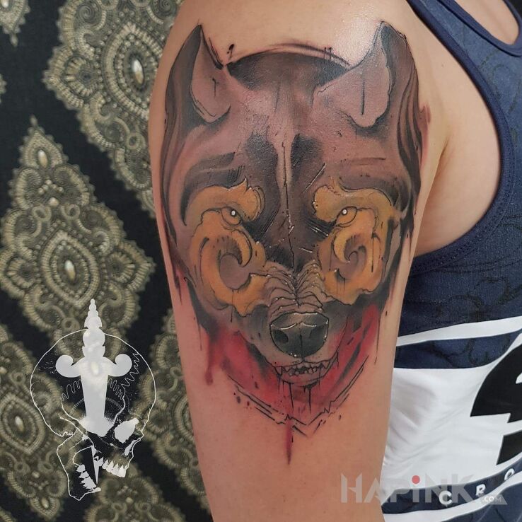 Tattoo Wolf in animals motif on the upper arm