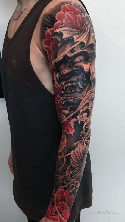 Tatuaż japoński lew w motywie kwiaty i stylu japońskie / irezumi na ramieniu