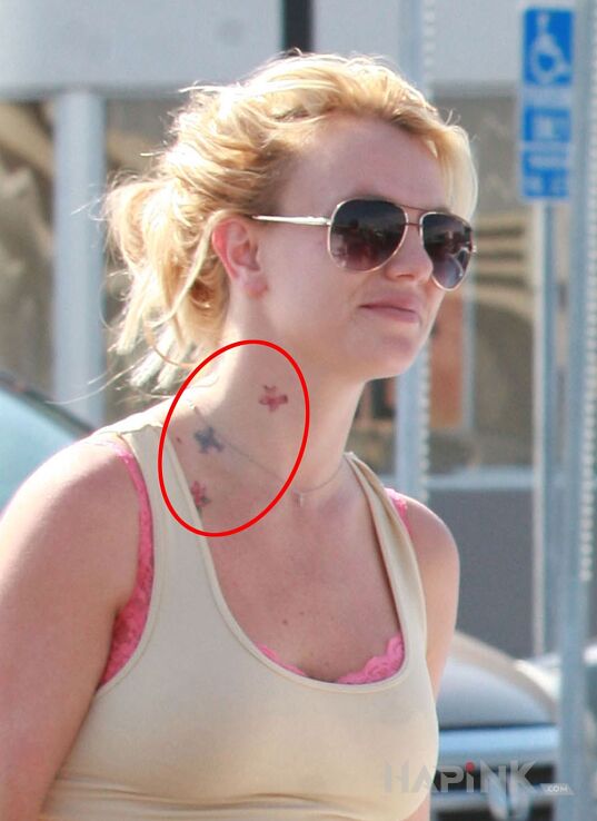Tattoo Britney Spears - tatuaż ptaki in famous people motif on the neck