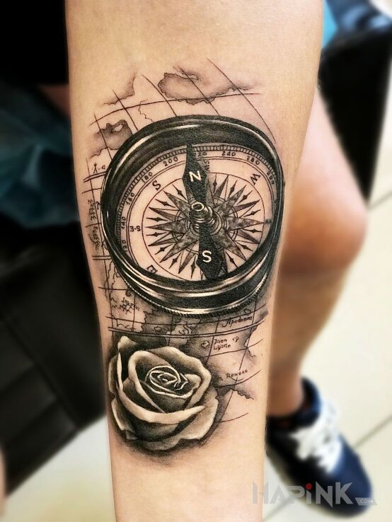 Tattoo Kompas mapa in objects motif on the upper arm