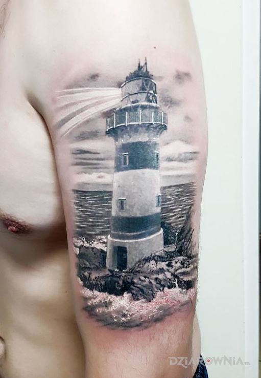 Tatuaż latarnia morska w motywie 3D i stylu realistyczne na ramieniu
