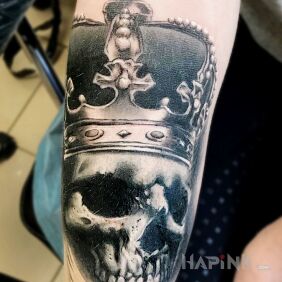 Tattoo Crown skull on the forearm motif: skulls