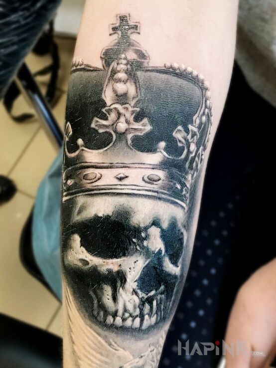 Tattoo Czaszka korona in skulls motif on the upper arm