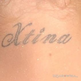Tatuaż Christina Aguilera - tatuaż na szyi na szyi motyw: sławnych osób
