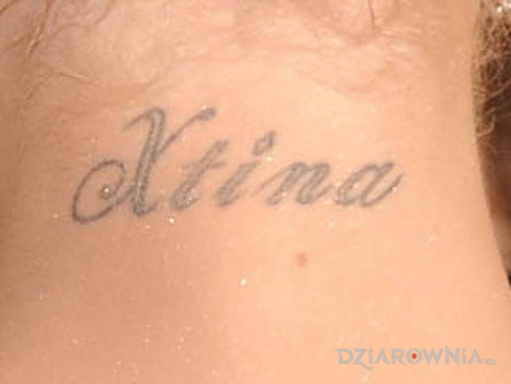 Tatuaż christina aguilera - tatuaż na szyi w motywie sławnych osób na szyi