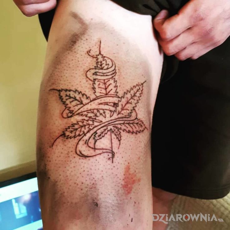 Tatuaż listek w motywie pozostałe na nodze