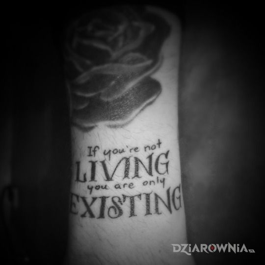 Tatuaż żyć w motywie napisy na przedramieniu