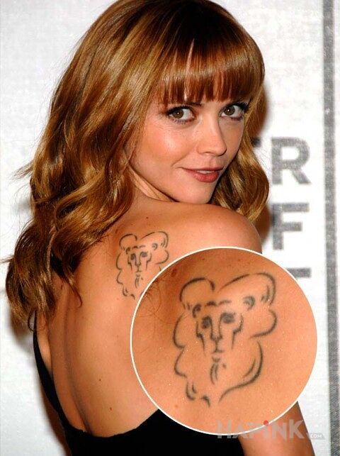 Tattoo Christina Ricci - twarz lwa in Christina Ricci motif on the back