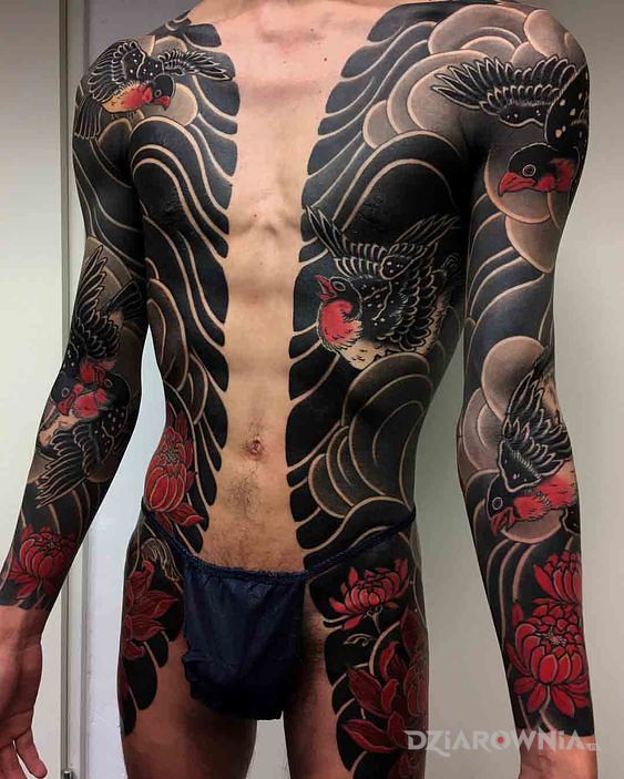 Tatuaż czarne ptaki w motywie kolorowe i stylu japońskie / irezumi na ramieniu