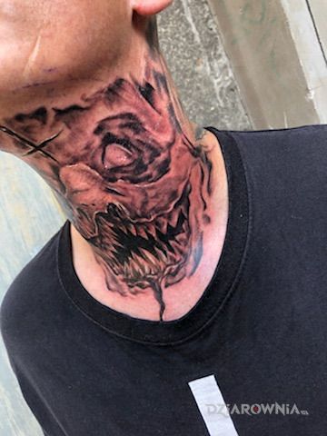 Tatuaż szyjowy tatuaż w motywie demony na szyi