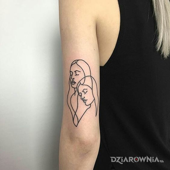 Tatuaż dwie dziewczyny w motywie twarze na ramieniu