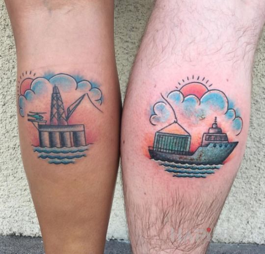 Tattoo Statek i przystań in colorful motif on the calf