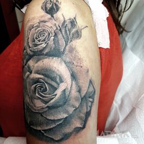 Tattoo Roza on the upper arm motif: flowers