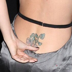 Tattoo Christina Ricci - flower on the back motif: Christina Ricci