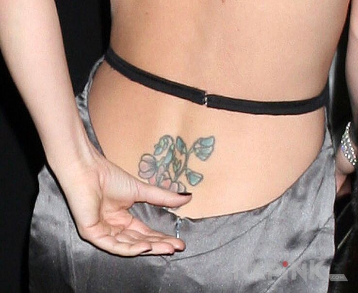 Tattoo Christina Ricci - kwiatek in flowers motif on the back