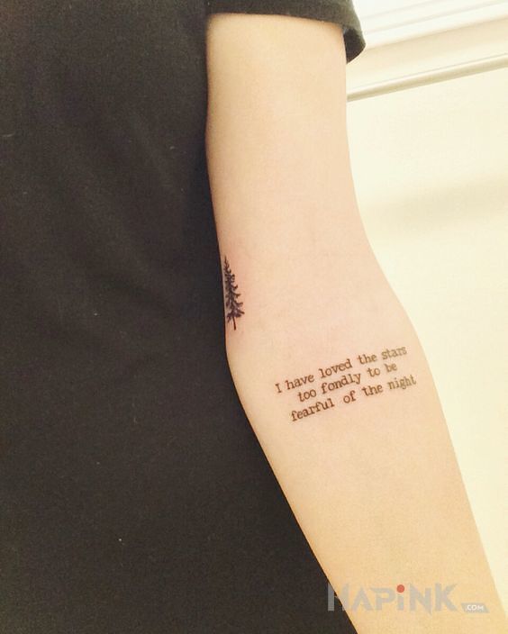 Tattoo Rzecz o gwiazdach in lettering motif on the forearm