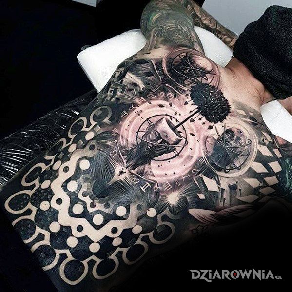 Tatuaż abstrakcja w motywie twarze na plecach
