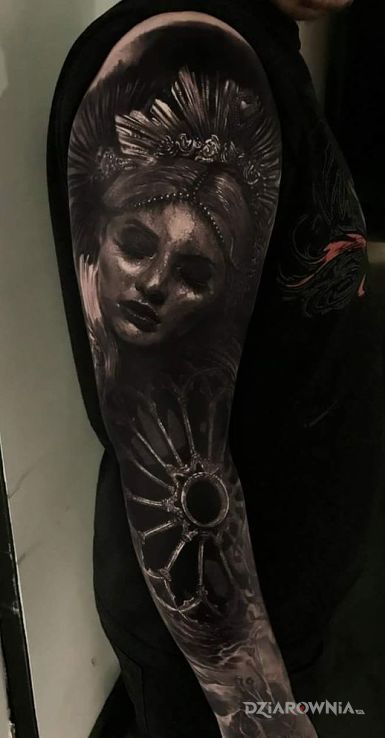 Tatuaż twarz kobieca w motywie 3D i stylu realistyczne na ramieniu