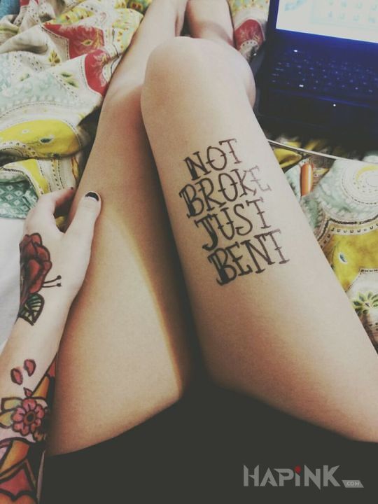 Tattoo Niezłamana in lettering motif on the leg