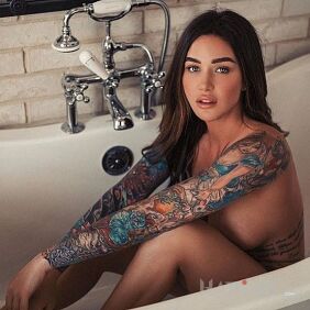 Tattoo In the tub on the upper arm motif: sexy