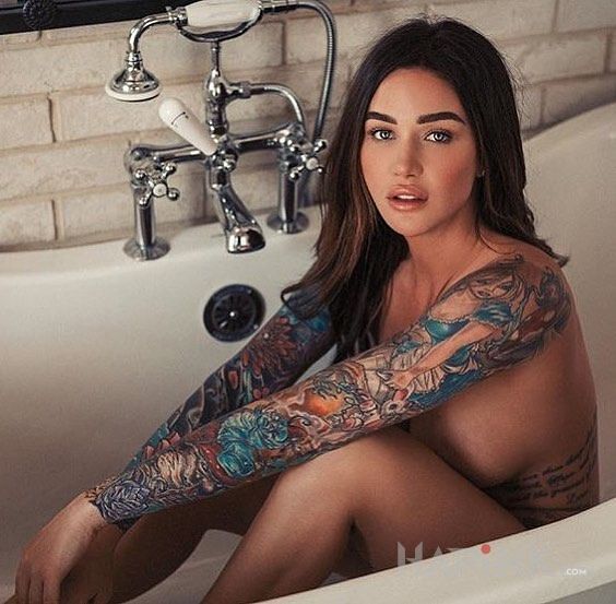 Tattoo W wannie in sexy motif on the upper arm
