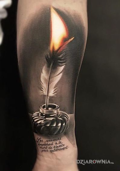 Tatuaż płonące pióro w motywie kolorowe i stylu realistyczne na przedramieniu