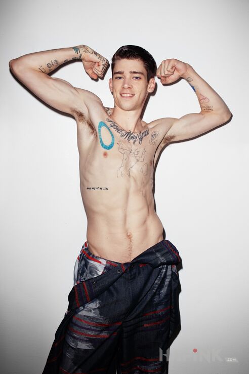 Tattoo Herklues Cole Mohr z tatuażami in Cole Mohr motif on the chest